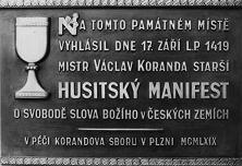 Pamětní deska na hoře Bzí